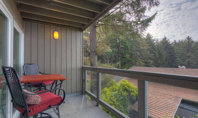 Otter Rock Apartment | Spacious Forest-View Suite with Kitchenette
