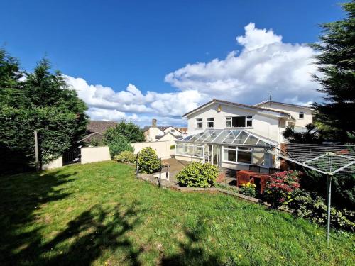 Roundham House | Spacious Four Bedroom House, 3 min walk to beach