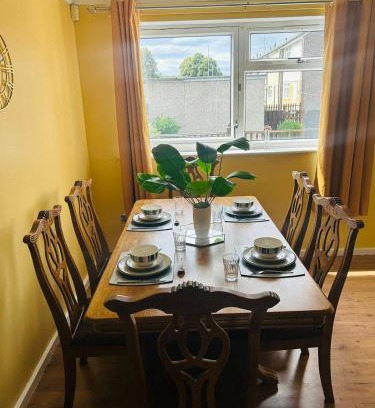 Leeds House | Spacious, free parking, 9 mins Elland Rd, nr town