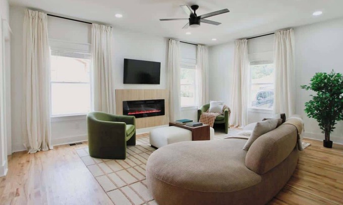 East Side House | Spacious Getaway 7BR Villa w Hot Tub and Close to DT