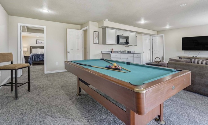 Fountain House | SPACIOUS Getaway★AC★Pikes Peak★K bed★POOL TABLE★AMAZON Colorado Springs★MILITARY