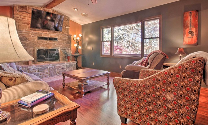 Mountain Home House | Spacious Getaway w/ Game Room & Norfork Lake View!