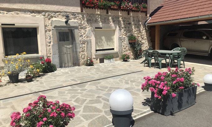 Le Glaizil Cottage | Spacious gîte, private courtyard, hiking, climbing, skiing at the foot of the mountain