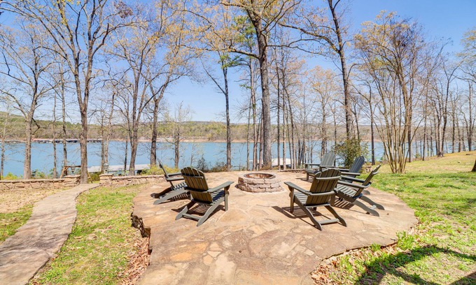 Edgemont House | Spacious Greers Ferry Lake House w/ Grilling Deck!