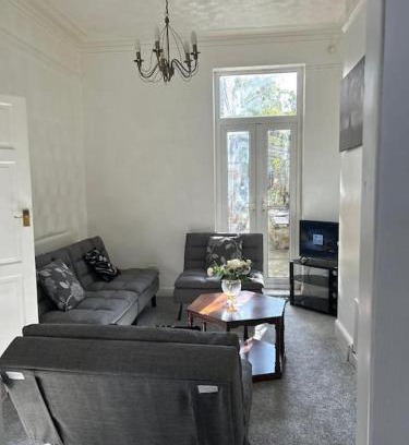 Grimsby House | Spacious Grimsby Contractor Friendly Home Sleeps 12 and Free Parking