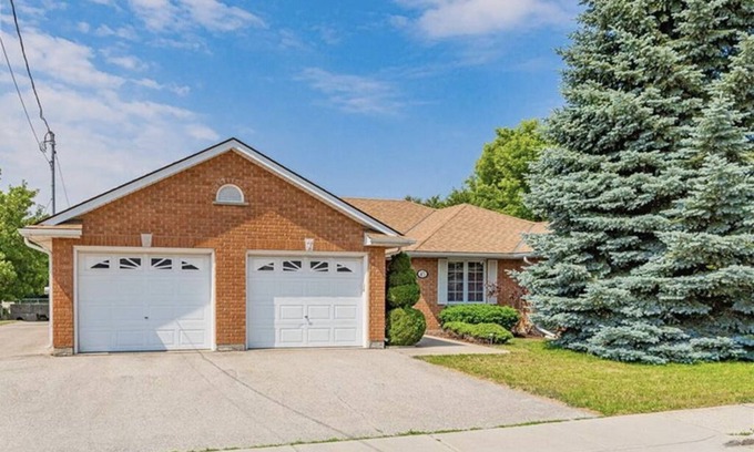 Guelph House | Spacious Guelph Retreat. Sleeps 9. Park 4 cars!