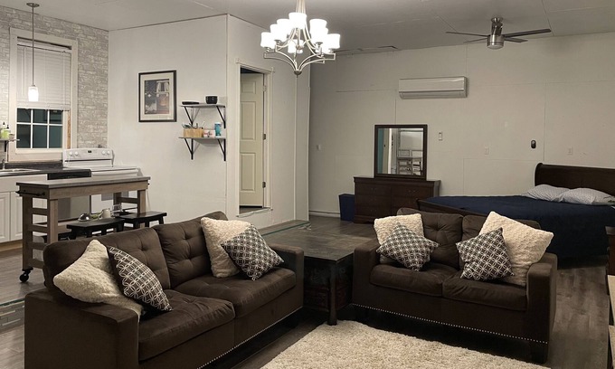 Gainesville Cottage | Spacious Guest House in quiet neighborhood near Winstar.