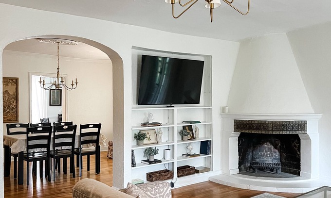 Central Gardens House | Spacious Historic Midtown Memphis Chateau "Guest House"-Minutes from Everything