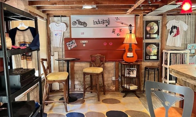 Daytona Beach Cottage | Spacious Historic Home with sun room, eat-in kitchen, and music lounge sleeps<10