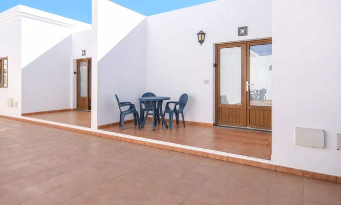 Caleta de Sebo Apartment | Spacious Holiday Apartment "Flor Tres" with Sea or Mountain View, Wi-Fi & Terrace