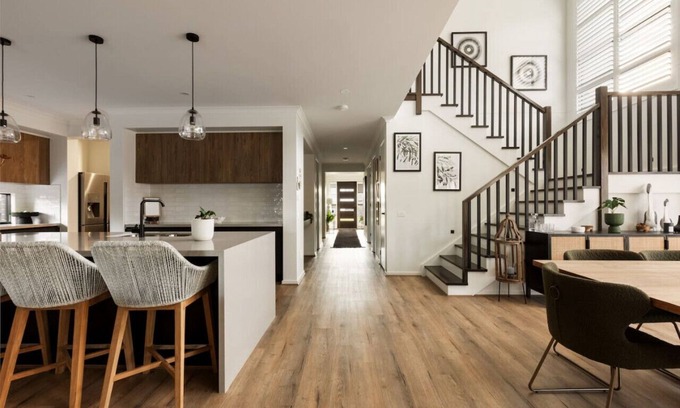 Portarlington House | Spacious holiday home - walk to the beach & town