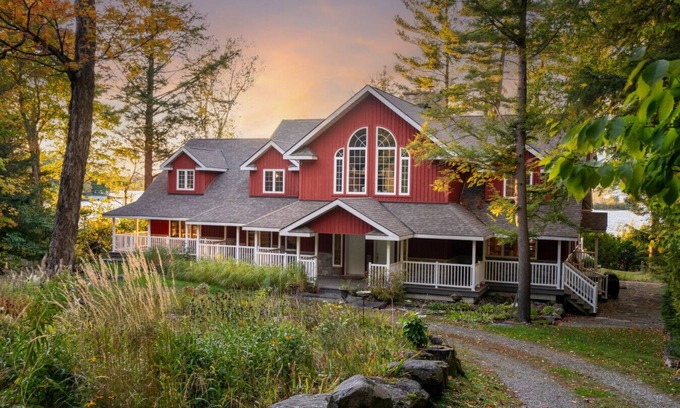 Bracebridge House | Spacious holiday home on Lake Muskoka