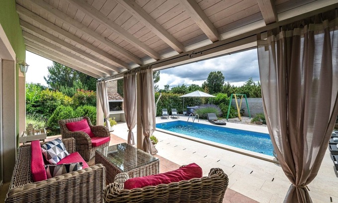Rakalj House | Spacious holiday house/pool/jacuzzi/playground/6+2