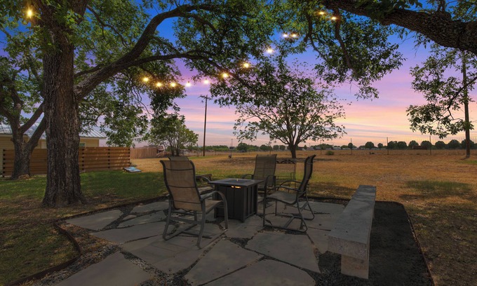 Stonewall House | Spacious Home - Fire Pit, BBQ and Outdoor Seating!