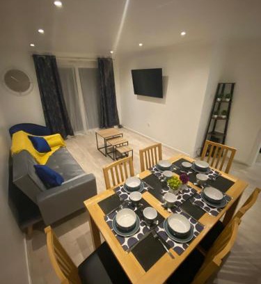 Harlow House | Spacious Home in Harlow Free Parking Sleeps 7