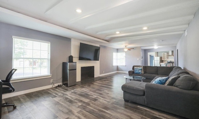 Cedar Crest House | Spacious Home In The Heart Of Dallas