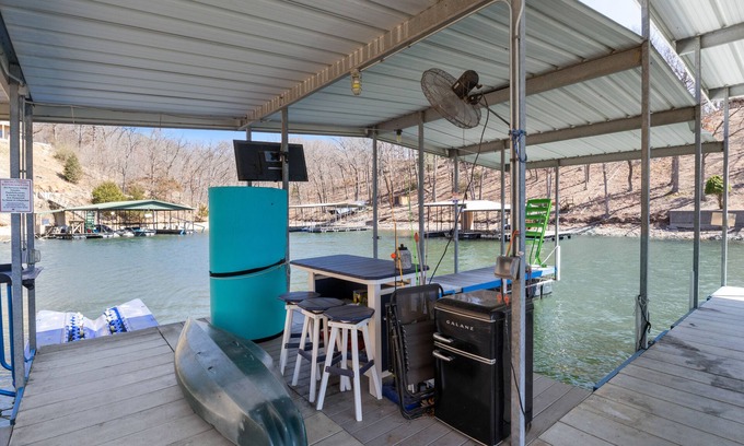 Lakeland House | Spacious Home & Lake Access, Lake Views Throughout
