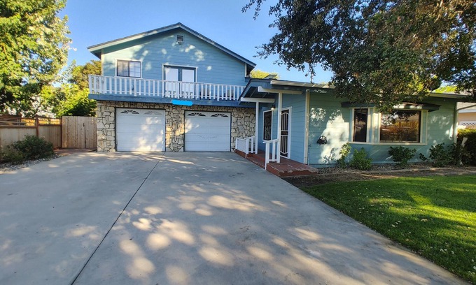 Atascadero House | Spacious home located close to beaches and wineries.