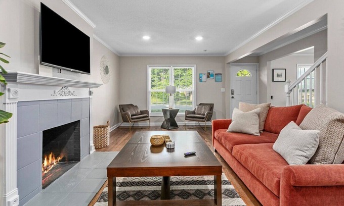 Rockhill Manor House | Spacious Home|Mins to Attractions|5BR+King Beds