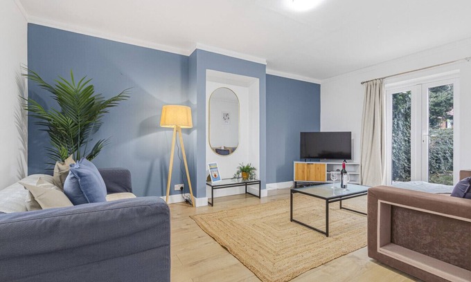 Cranford House | Spacious Home Near Heathrow