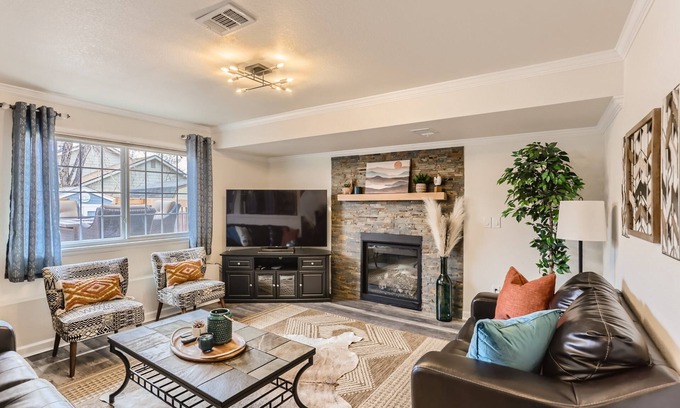 Berkley House | Spacious Home Near Tennyson & Olde Towne - Sauna + Massage Chair + WiFi