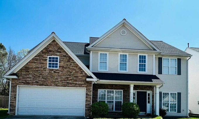 Charlotte House | Spacious Home Near 🚉 , Uptown, 🏈, ⚽, ⚾, PNC Pavilion, 🏁, UNCC & Airport!