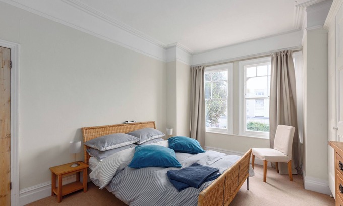 Shaftesbury Apartment | Spacious home off Clapham Common in residential street, 3 x bedrooms, terrace,