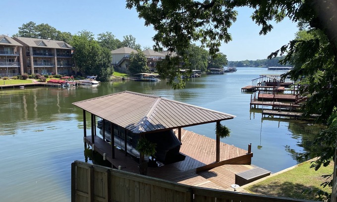 Lakeland House | Spacious Home on Lake Hamilton with Covered Boatdock /3 Kayaks