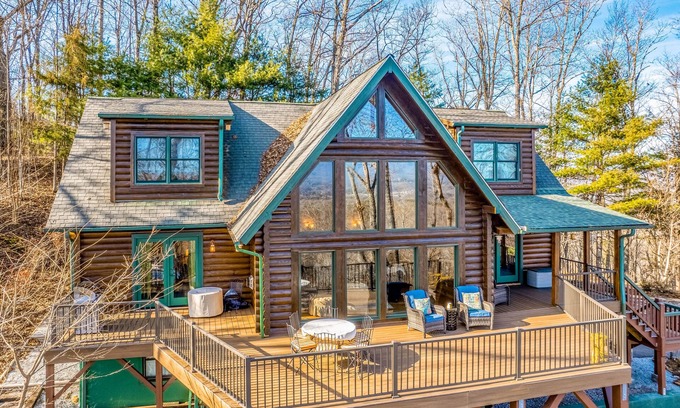 Franklin House | Spacious home on the mountainside with wrap-around balcony, fireplace & W/D