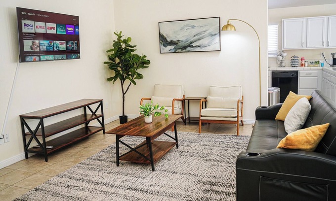 Pumpkin Center House | Spacious Home Right off 99 Fwy