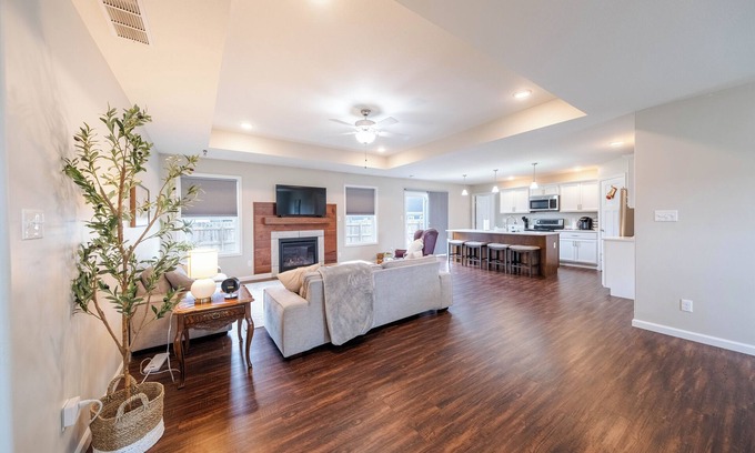 Urbana House | Spacious Home, Sauna, Fire Pit, King Bed, UIUC