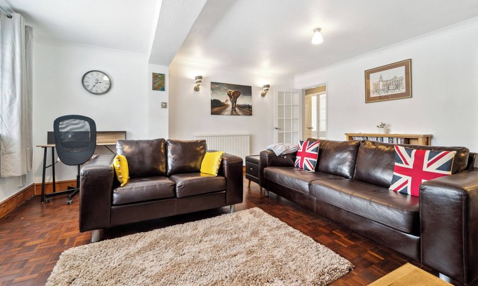 Waltham Cross House | Spacious Home - Sleeps 10 - Free Parking - Pets