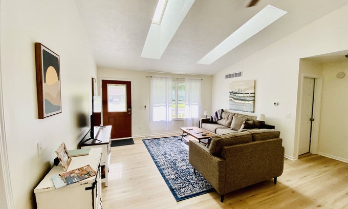 Macatawa House | Spacious Home w/King Bed close to Beaches, Lake Macatawa, Holland, & Saugatuck