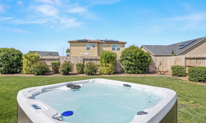 Raisin House | Spacious Home with new Hot tub I Fire pit I BBQ