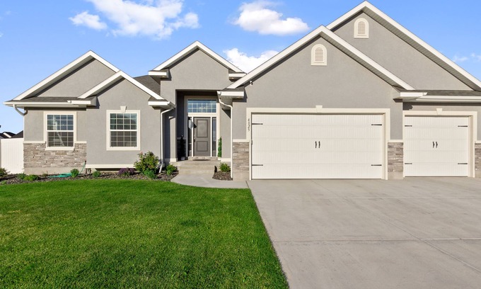 Ammon House | Spacious Home with swim spa and games sleeps 27