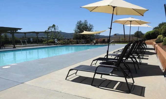 Angels Camp Cottage | Spacious Home with Golf Course View (Treasure Cottage)