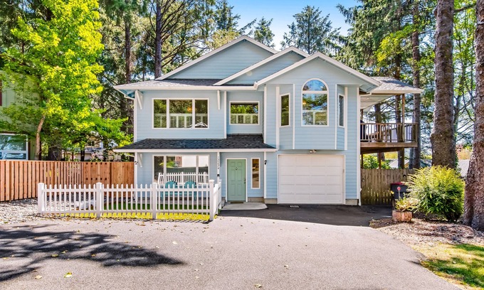Tolovana Park House | Spacious home with fenced yard, deck, grill, fast WiFi, & game room