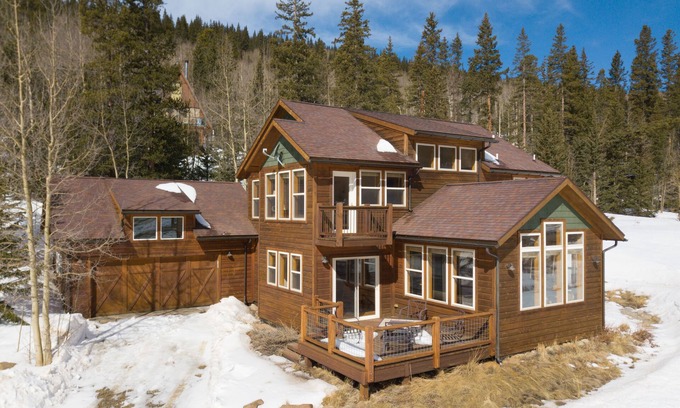 Alma House | Spacious, hot tub, flat driveway access, mountain views, & Starlink internet