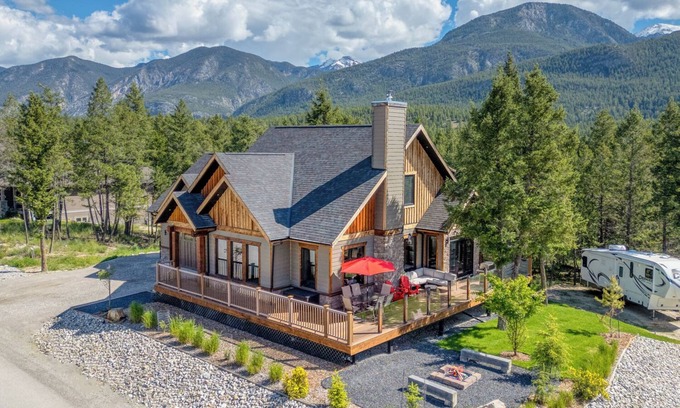 East Kootenay House | Spacious | Hot Tub | Pet-Friendly | Mountain Views | Fire Pit | Golf n
