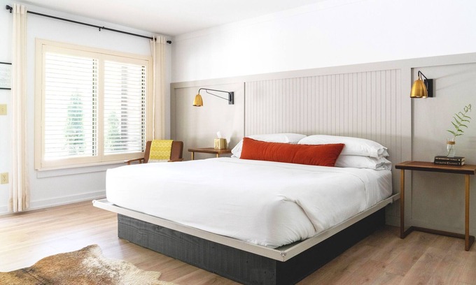 Cashiers Hotel | Spacious Hotel King Room in Cashiers Center