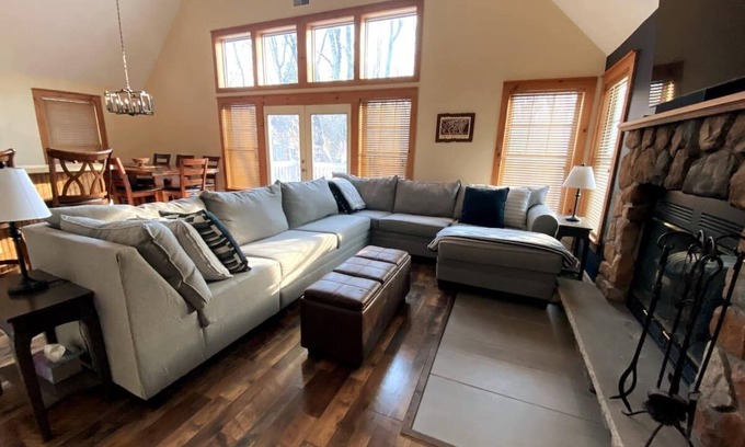 Tannersville House | Spacious house at Camelback near water parks and ski lifts!