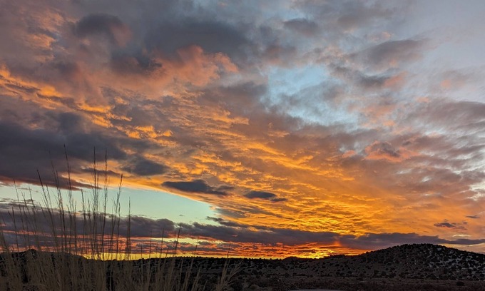 La Cienaga House | Spacious house close to town - views & hiking to high desert behind house
