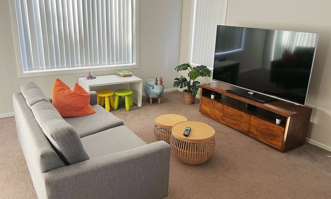 Schofields House | Spacious House for the Whole Family - In a Family Friendly Neighbourhood