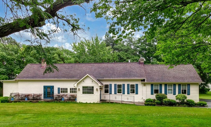 Youngstown House | Spacious House in Youngstown! Great for Couples and Families