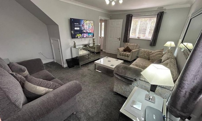 Crewe House | Spacious House To Accommodate 6