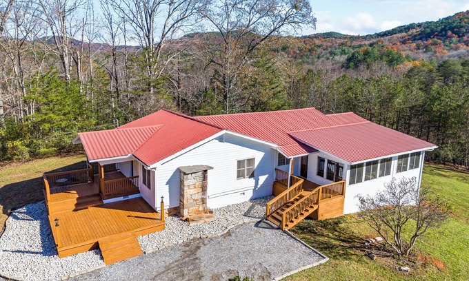 Sautee Nacoochee House | Spacious House on 3 Acres, Mountain Views Sunroom, Screened Porch, Fire Pit