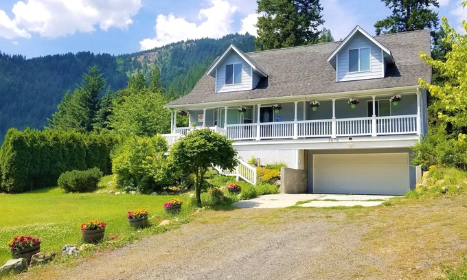 Peshastin House | Spacious House w/Nature View, Hot Tub, Gameroom