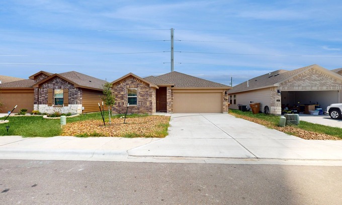 Flour Bluff House | Spacious house with enclosed yard, AC & near local attractions