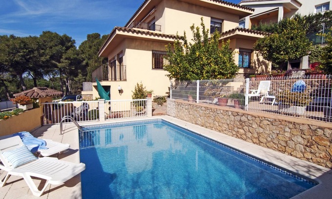 L'Escala Villa | Spacious house with private pool and barbecue