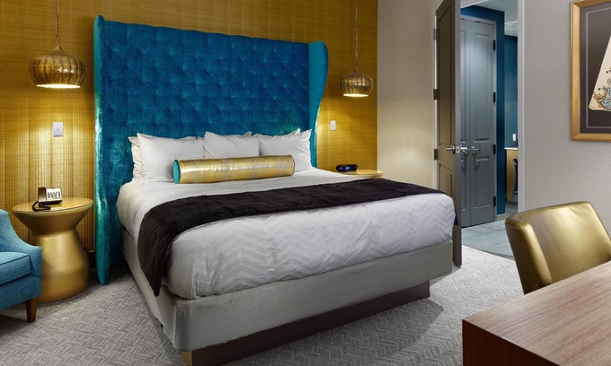 Whitehaven Hotel | Spacious Junior Living Room -Outdoor Pool -Gym -Restaurants -Airport Shuttle